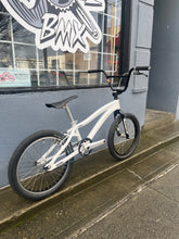 Load image into Gallery viewer, **USED** Yess Bendy Custom Race Bike - 21.5” TT