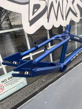 Load image into Gallery viewer, NOS Marin MBX500 Race Frame 20.75” top tube