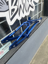 Load image into Gallery viewer, NOS Marin MBX500 Race Frame 20.75” top tube