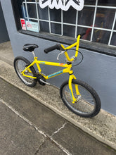 Load image into Gallery viewer, **USED** Hoffman Flash 1997 or 98?