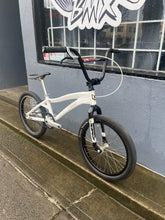 Load image into Gallery viewer, **USED** Yess Bendy Custom Race Bike - 21.5” TT
