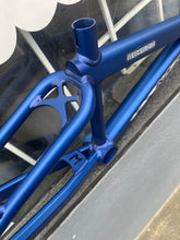 Load image into Gallery viewer, NOS Marin MBX500 Race Frame 20.75” top tube
