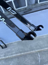 Load image into Gallery viewer, NOS Bombshell F1 Carbon Cruiser Race Fork , 10mm , 24”
